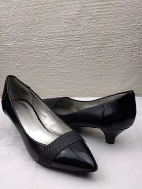 Ann Klein iflex McKinley Black Leather Upper Point Toe Slip Kitten Heel Pumps.